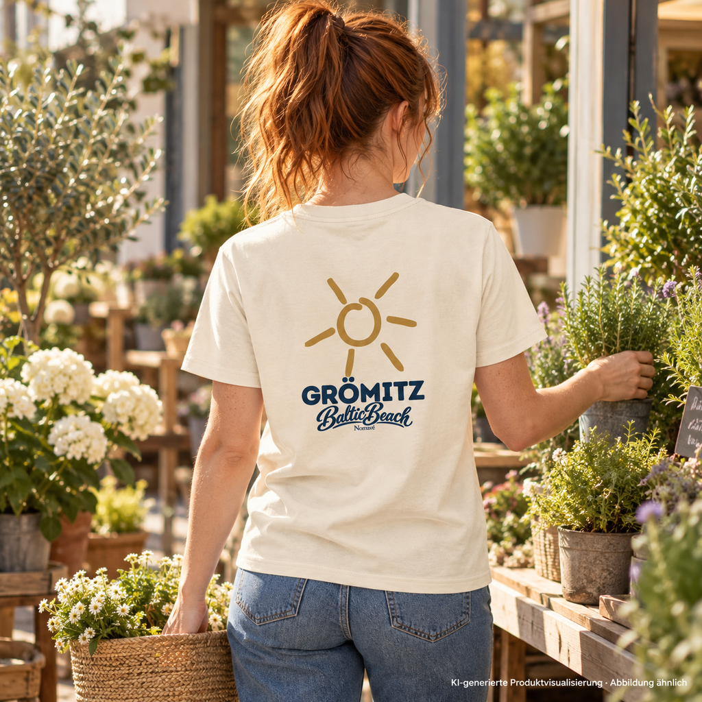 Grömitz Sonne Bio Unisex T-Shirt in Natural Raw mit Baltic-Beach-Rückendruck – Frau im Gartenladen, KI-Produktvisualisierung