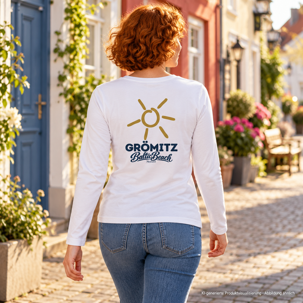 Grömitz Sonne Damen Bio Longsleeve White mit Baltic-Beach-Rückendruck – Frau in Altstadtgasse, KI-Produktvisualisierung