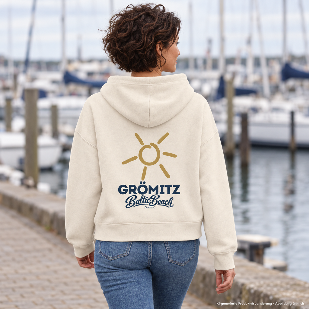 Grömitz Sonne Damen Bio Boxcut Hoodie Natural Raw mit Rückendruck – Frau am Yachthafen, KI-Produktvisualisierung