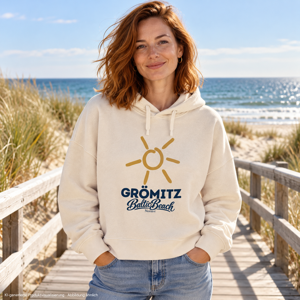 Grömitz Sonne Damen Bio Boxcut Hoodie in Natural Raw mit Baltic-Beach-Frontdruck – Frau auf Dünensteg, KI-Produktvisualisierung