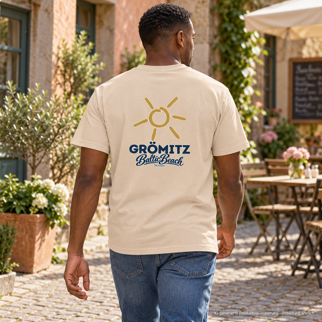 Grömitz Sonne Essential T-Shirt in Natural mit Baltic-Beach-Rückendruck – Mann im Café-Innenhof, KI-Produktvisualisierung