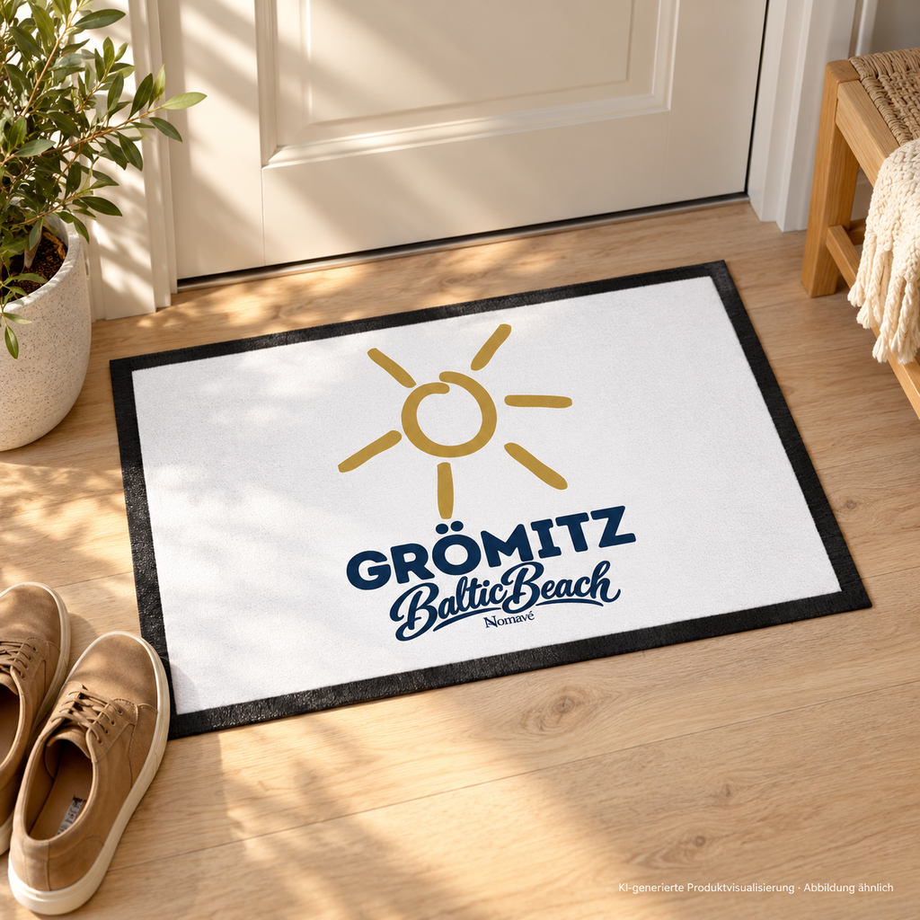 Grömitz Sonne Fußmatte 60 × 40 cm mit weißer Oberfläche und schwarzem Rand im hellen Eingangsbereich – KI-Produktvisualisierung