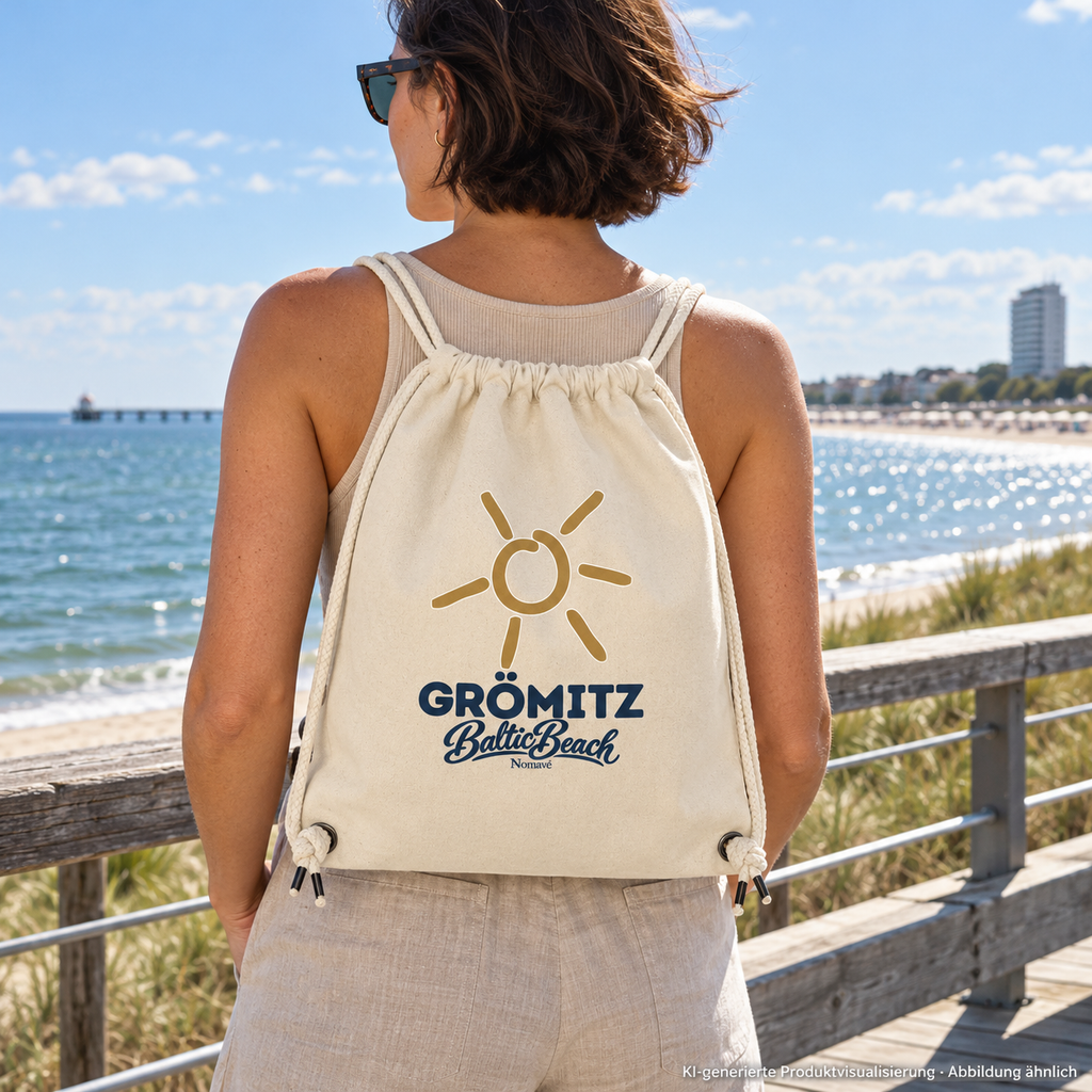 Grömitz Sonne Gym-Bag aus Recycling-Canvas in Natural mit Baltic-Beach-Motivdruck – Frau trägt Beutel als Kordelrucksack an Strandpromenade, KI-Produktvisualisierung