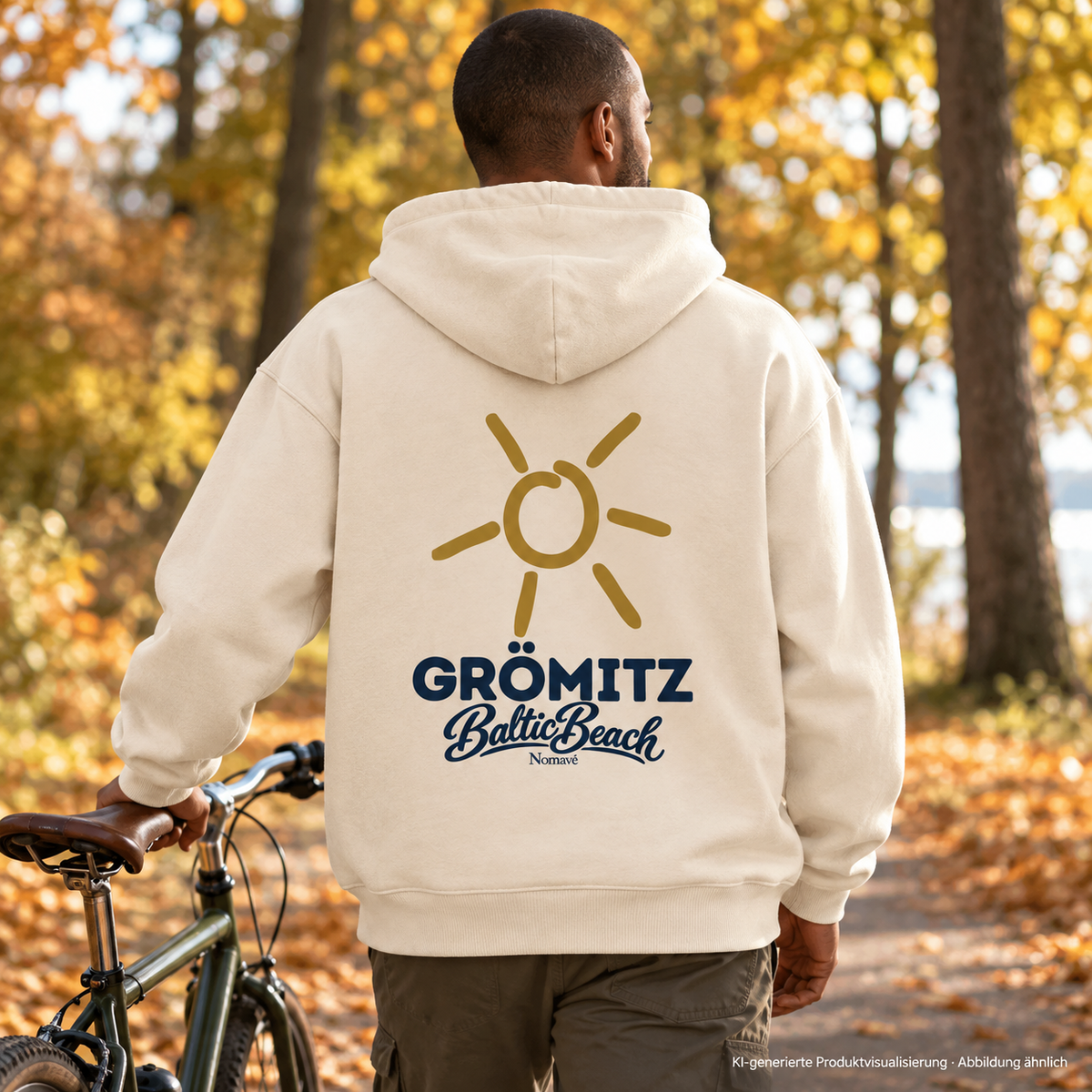 Grömitz Sonne Bio Oversize Hoodie Natural Raw mit Rückendruck – Mann mit Fahrrad im Herbstpark, KI-Produktvisualisierung