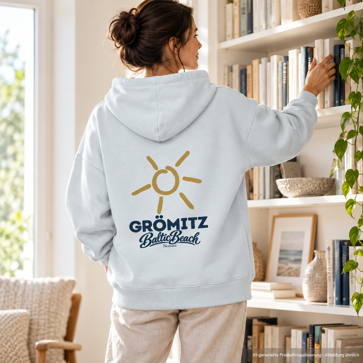 Grömitz Sonne Bio Oversize Hoodie Blue Ice mit Rückendruck – Frau am Bücherregal zu Hause, KI-Produktvisualisierung