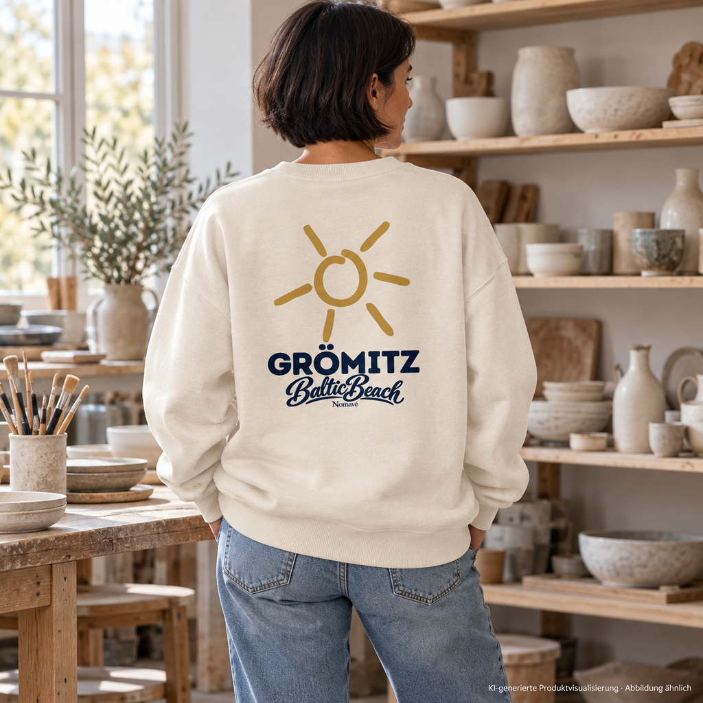 Grömitz Sonne Bio Oversize Sweatshirt Natural Raw mit Rückendruck – Frau in einer Keramikwerkstatt, KI-Produktvisualisierung