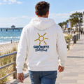 Grömitz Sonne Zipper-Kapuzenjacke in Weiß mit Baltic-Beach-Rückendruck – Mann auf Strandpromenade, Rückansicht, KI-Produktvisualisierung