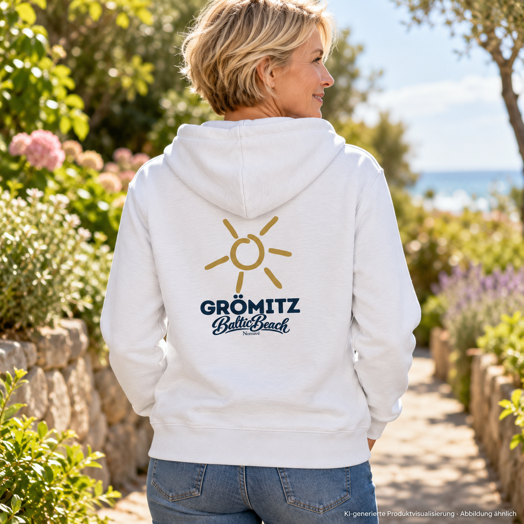 Grömitz Sonne Zipper-Kapuzenjacke in Weiß mit Baltic-Beach-Rückendruck – Frau im Küstengarten, Rückansicht, KI-Produktvisualisierung