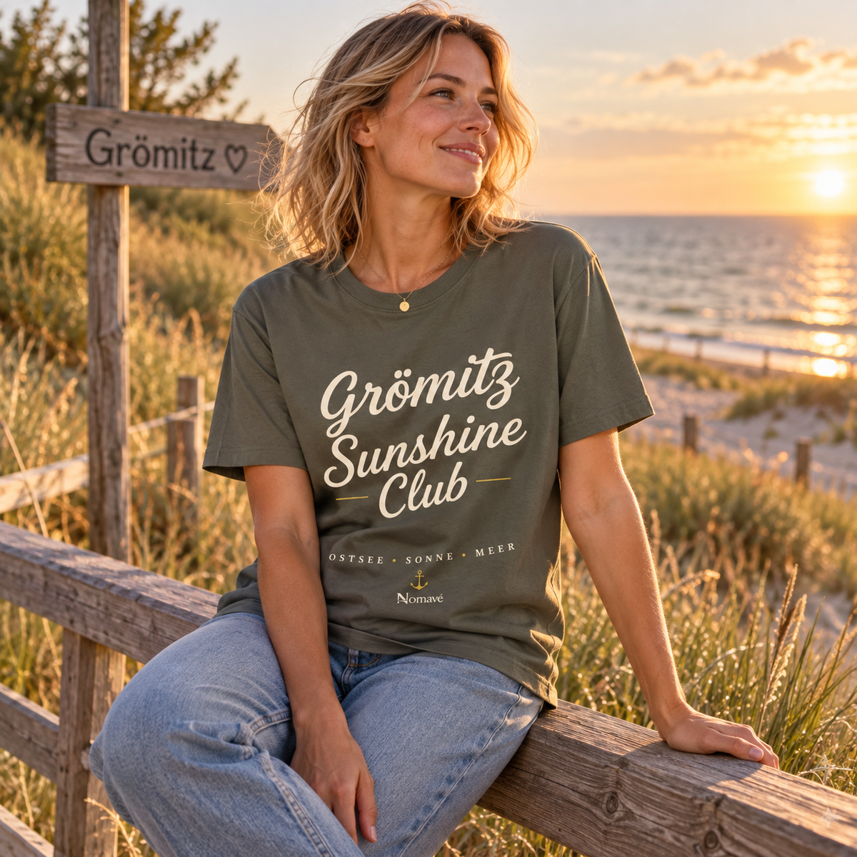 Frau im Grömitz Sunshine Club Dark Bio-Heavy T-Shirt an den Ostseedünen