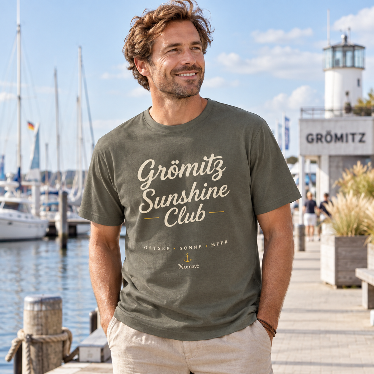 Mann im Grömitz Sunshine Club Dark Bio-Heavy T-Shirt in der Marina