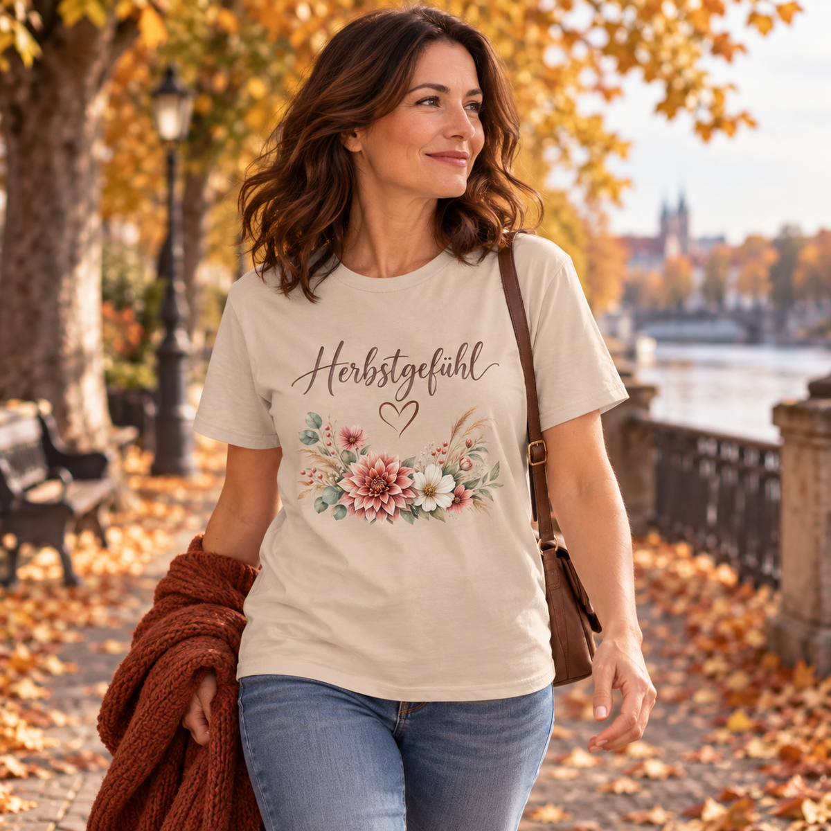 Frau trägt Herbstgefühl Autumn Bloom Essential T-Shirt auf einer herbstlichen Promenade