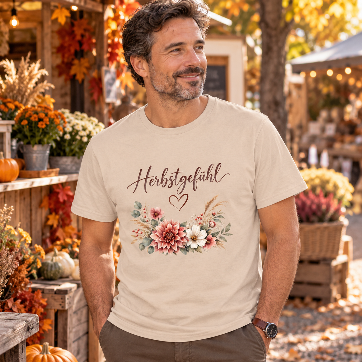 Mann trägt Herbstgefühl Autumn Bloom Essential T-Shirt auf einem Herbstmarkt