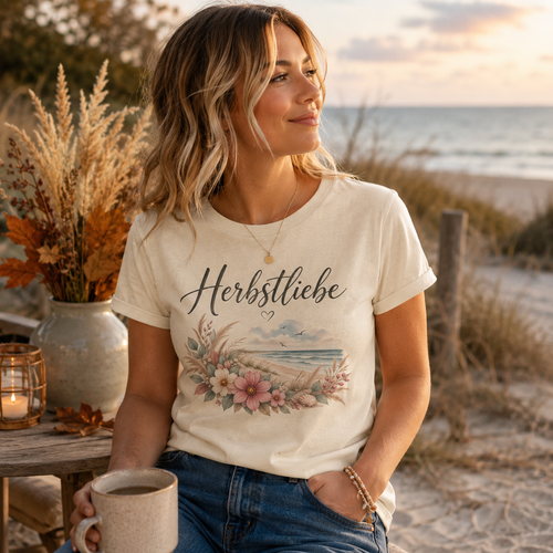 Frau trägt das Ladies Bio T-Shirt Herbstliebe am Meer mit floralem Küstenmotiv am Strand