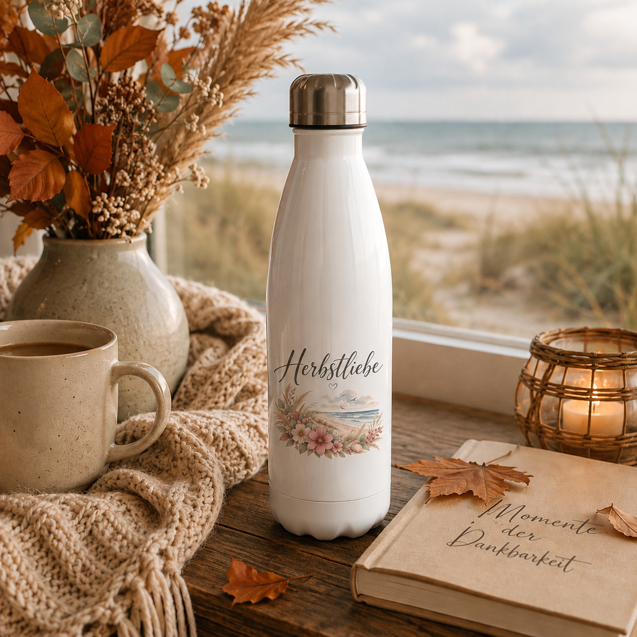 Herbstliebe am Meer Trinkflasche von Nomavé mit floralem Küstenmotiv in gemütlicher herbstlicher Atmosphäre