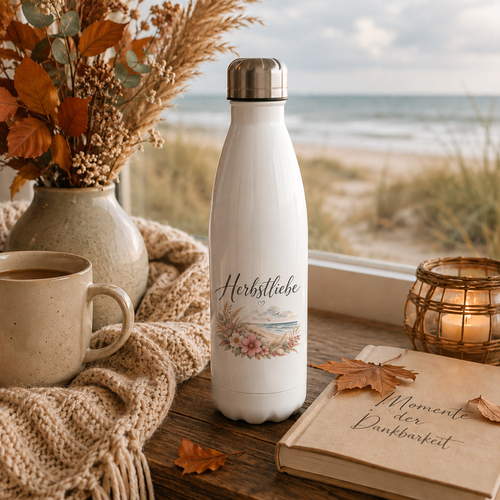 Herbstliebe am Meer Trinkflasche von Nomavé mit floralem Küstenmotiv in gemütlicher herbstlicher Atmosphäre