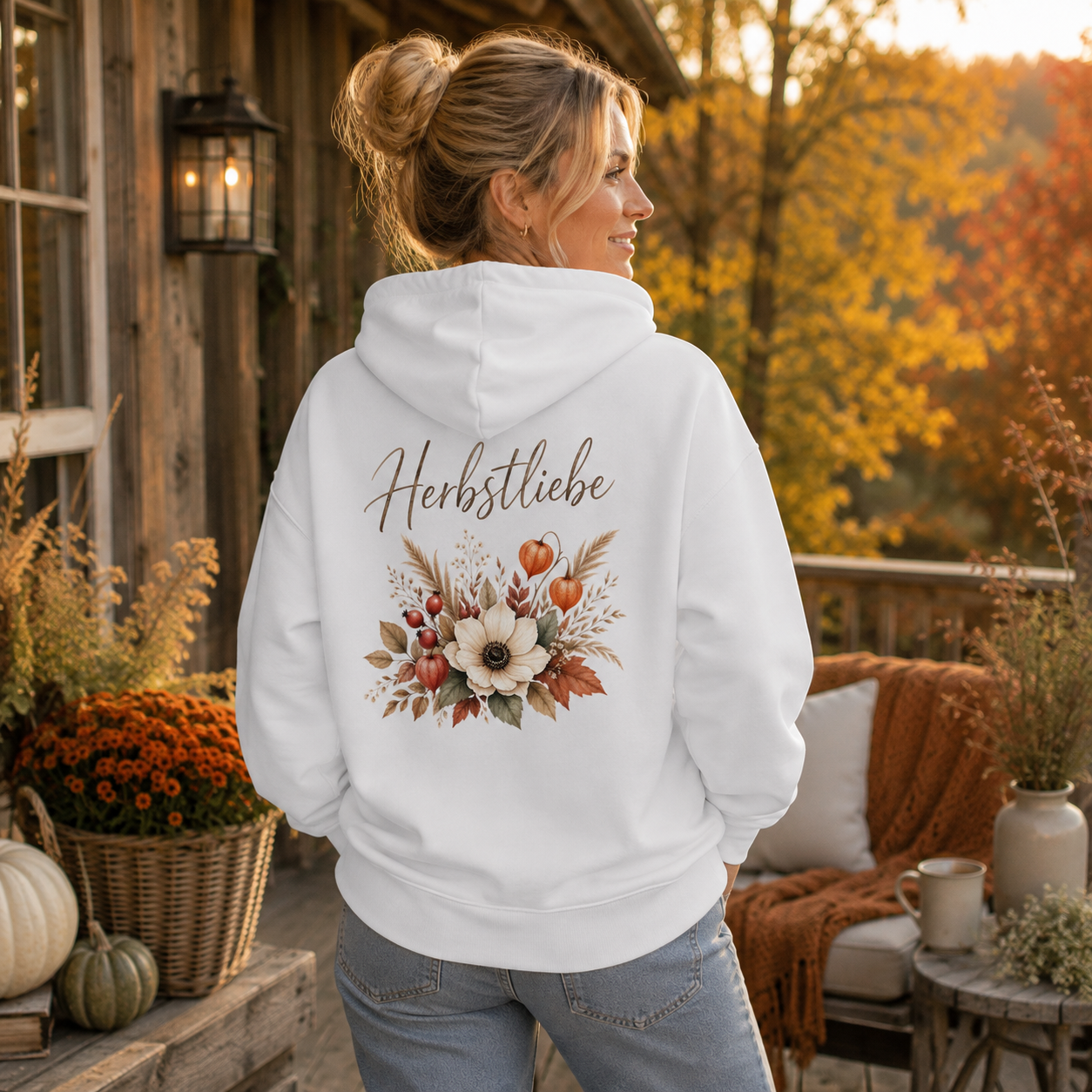 Frau trägt weißen Herbstliebe Golden Harvest Relaxed Zipper mit floralem Herbstmotiv als Rückendruck