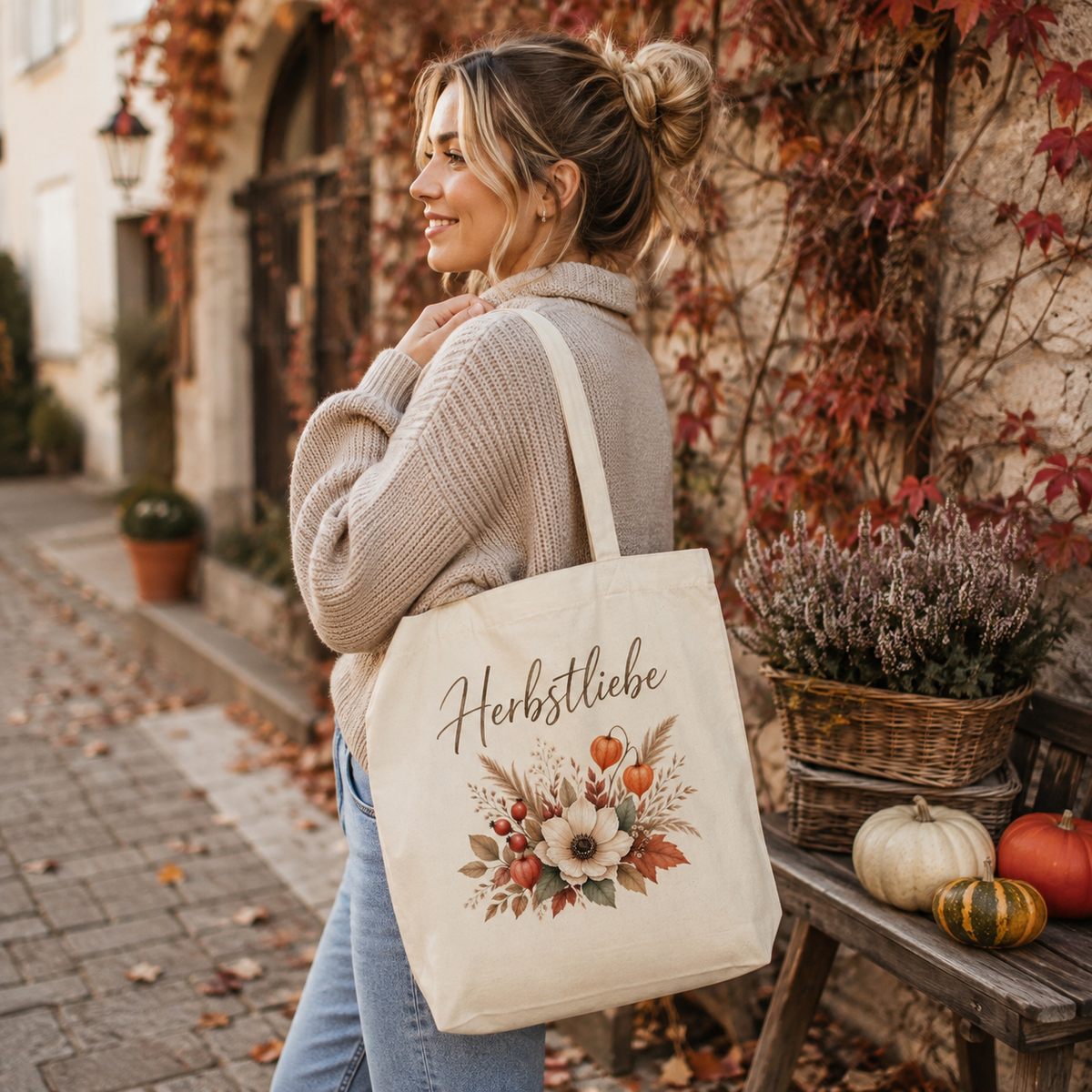 Frau mit Herbstliebe Golden Harvest Stofftasche mit floralem Herbstmotiv in herbstlicher Umgebung