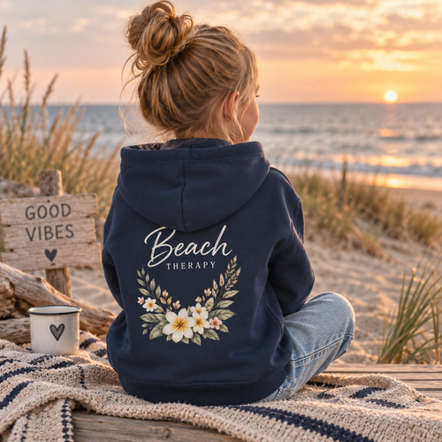 Kinder Bio Hoodie in Navy mit Beach Therapy Rückenprint und floralem Küstenmotiv am Strand – Nomavé Floral Collection