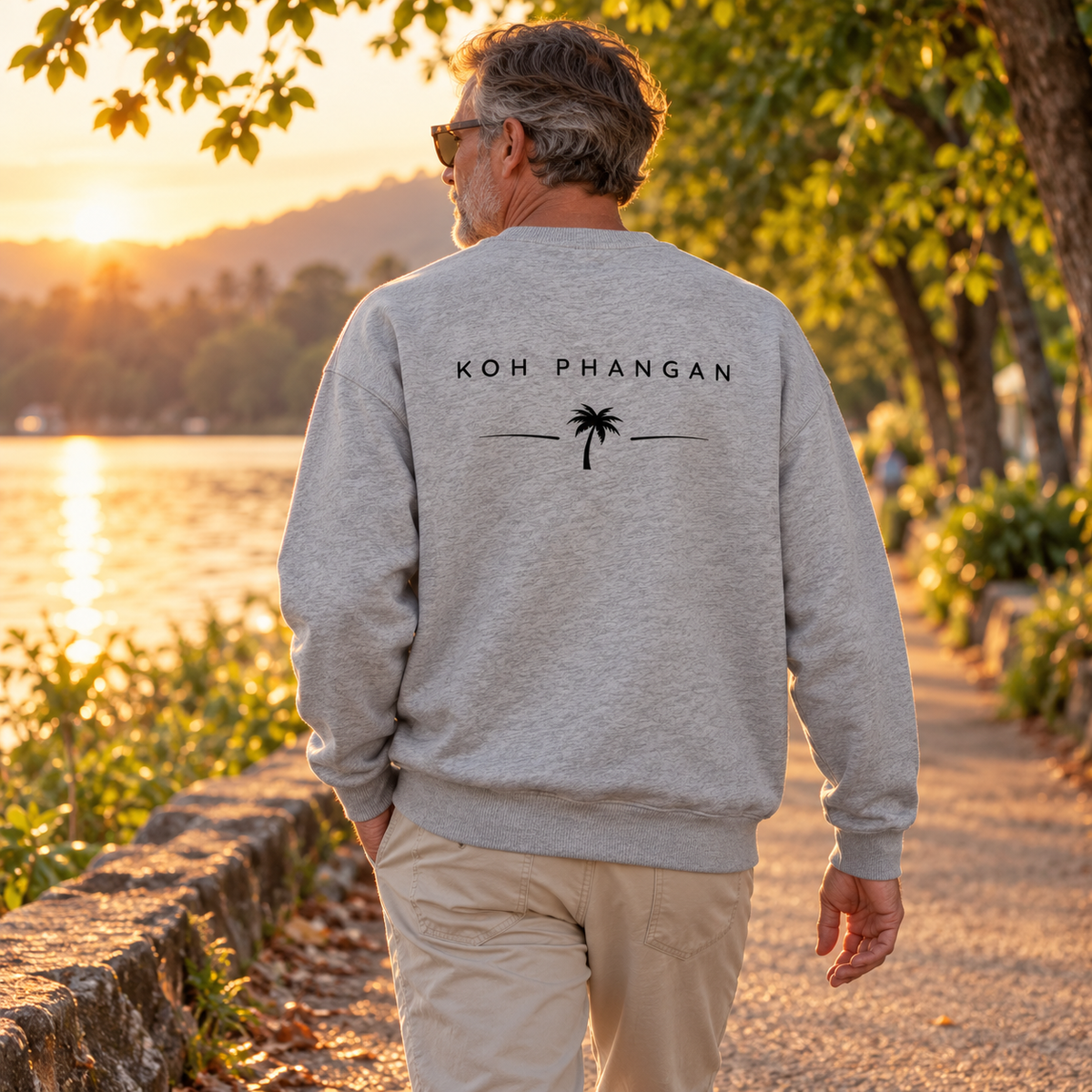 Heather Grey Bio Oversize Sweatshirt mit Koh-Phangan-Backprint beim Spaziergang im Park