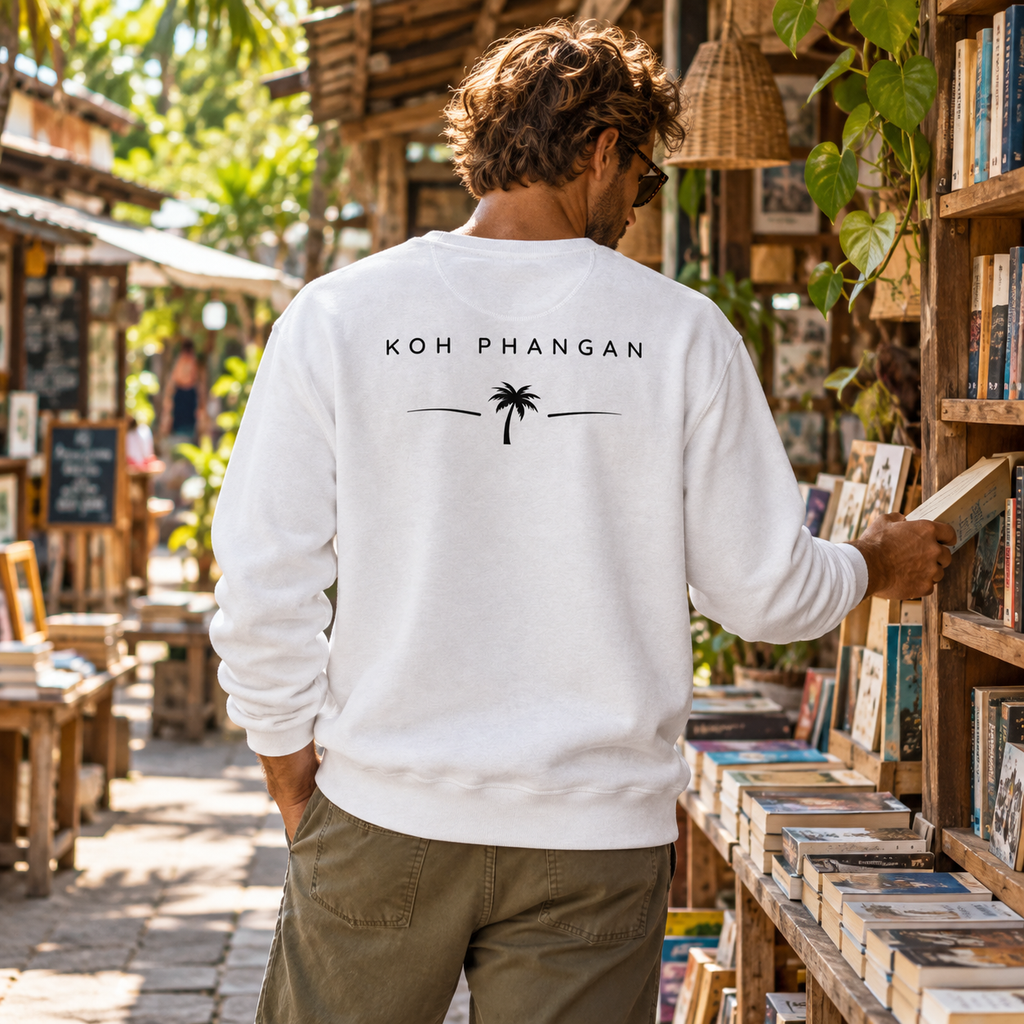 Weißes Bio Unisex Sweatshirt mit Koh-Phangan-Minimal-Backprint an einem Bücherstand