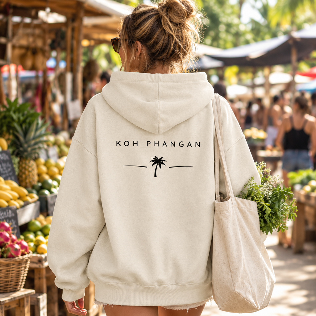 Natural Raw Bio Oversize Hoodie mit Koh-Phangan-Minimal-Backprint auf einem Markt