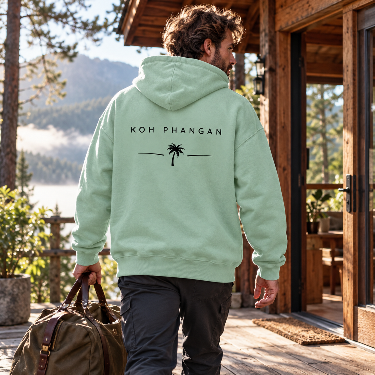 Misty Jade Bio Oversize Hoodie mit Koh-Phangan-Backprint bei einer Hütte