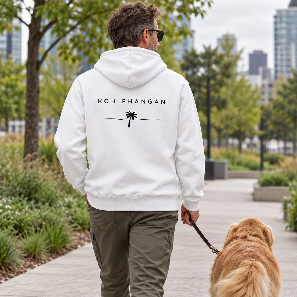 Weißer Bio Side Pocket Hoodie mit Koh-Phangan-Minimal-Backprint beim Spaziergang mit Hund