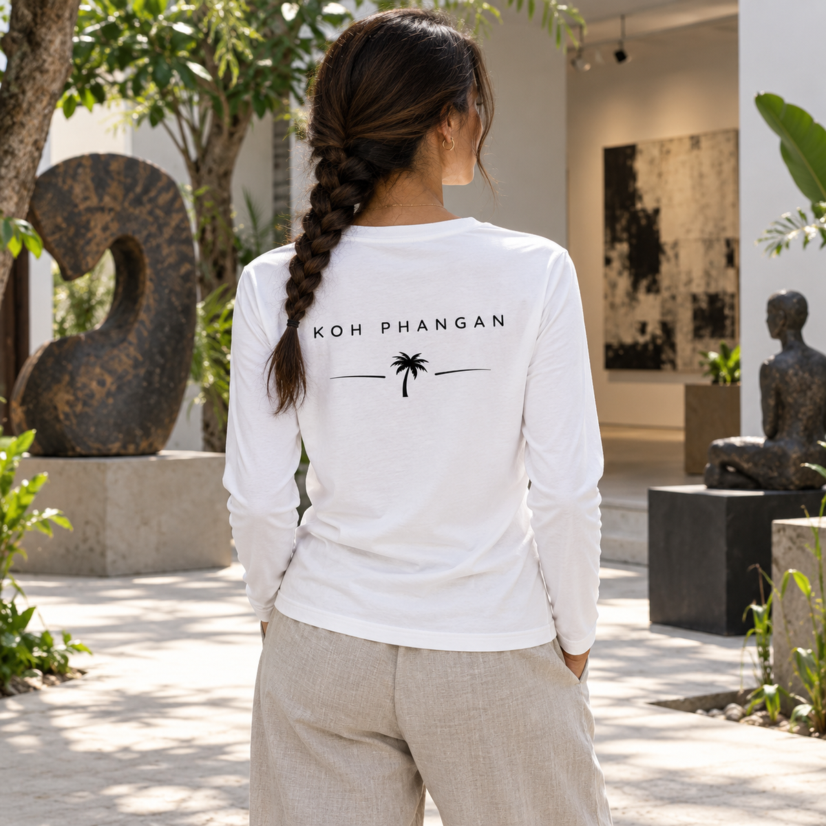 Weißes Damen Bio Longsleeve mit Koh-Phangan-Minimal-Backprint in einem Galeriehof