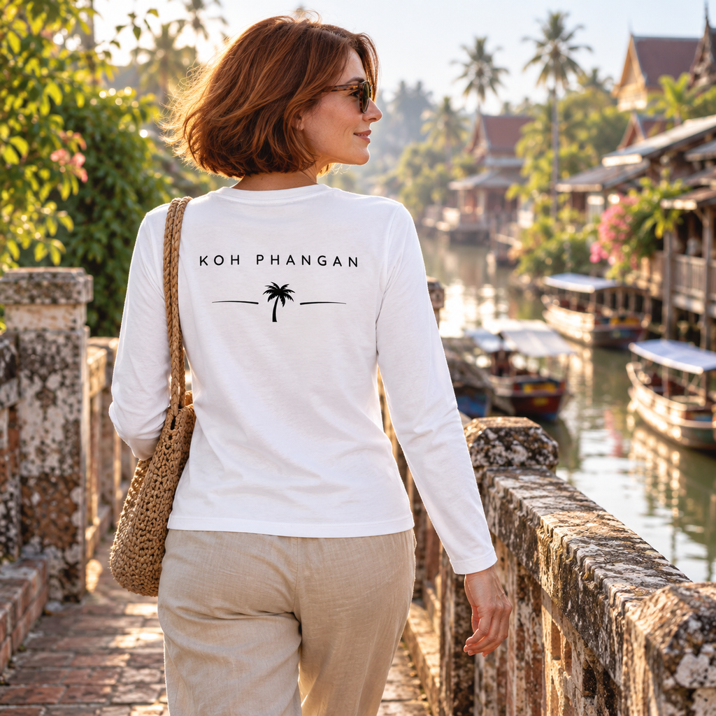 Weißes Damen Bio Longsleeve mit Koh-Phangan-Backprint auf einer Kanalbrücke