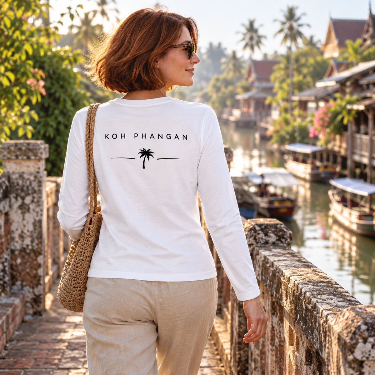 Weißes Damen Bio Longsleeve mit Koh-Phangan-Backprint auf einer Kanalbrücke