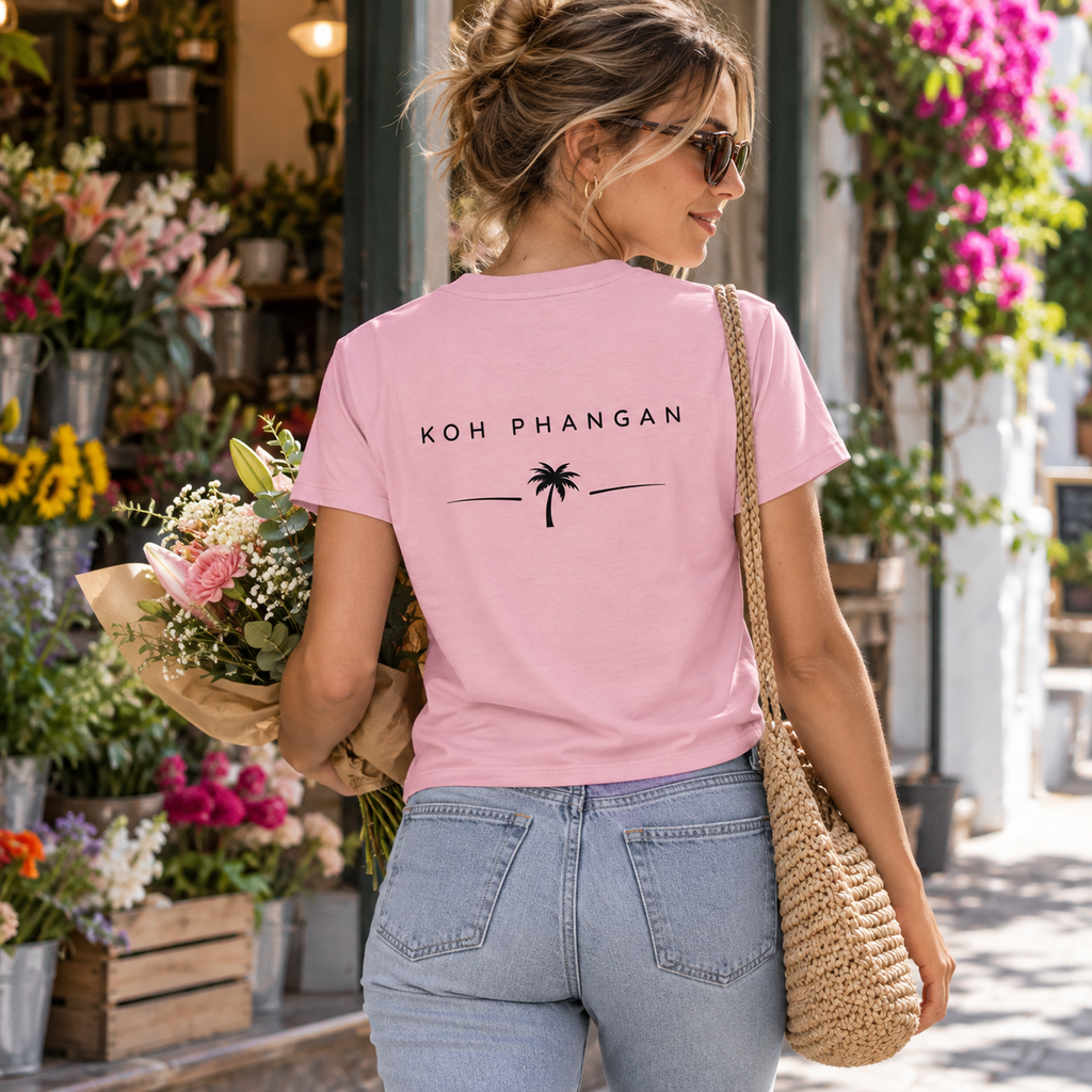 Cotton Pink Damen Bio T-Shirt mit Koh-Phangan-Minimal-Backprint vor einem Blumenladen