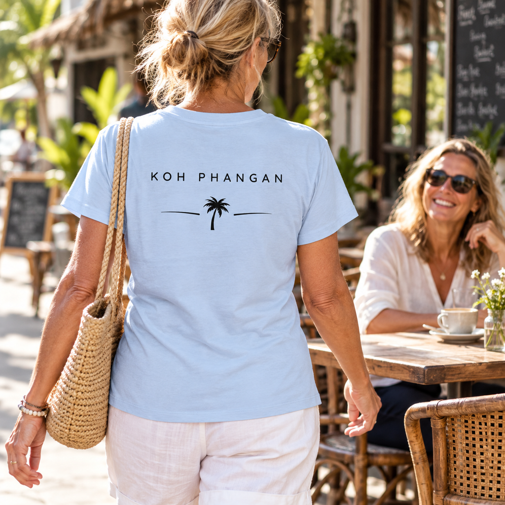 Blue Soul Damen Bio T-Shirt mit Koh-Phangan-Backprint beim Treffen im Straßencafé