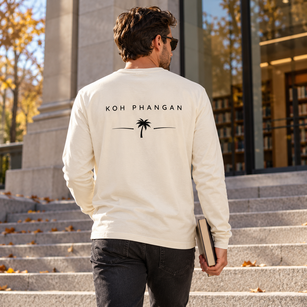Natural Raw Bio Longsleeve mit Koh-Phangan-Minimal-Backprint vor einer Stadtbibliothek