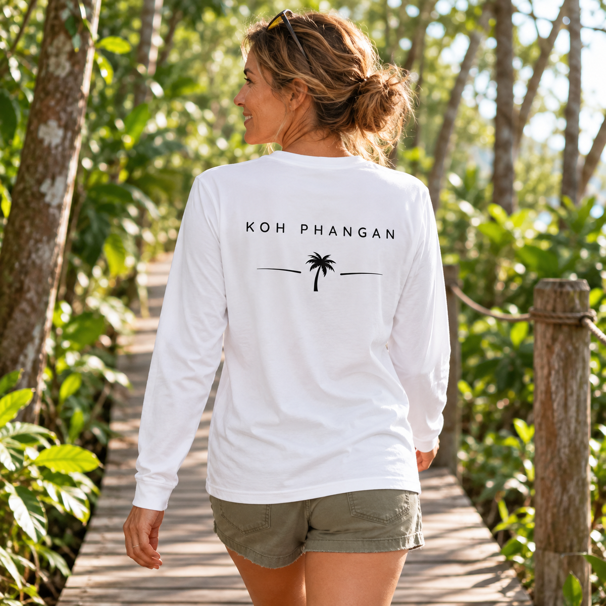 Weißes Bio Longsleeve mit Koh-Phangan-Backprint auf einem Waldsteg