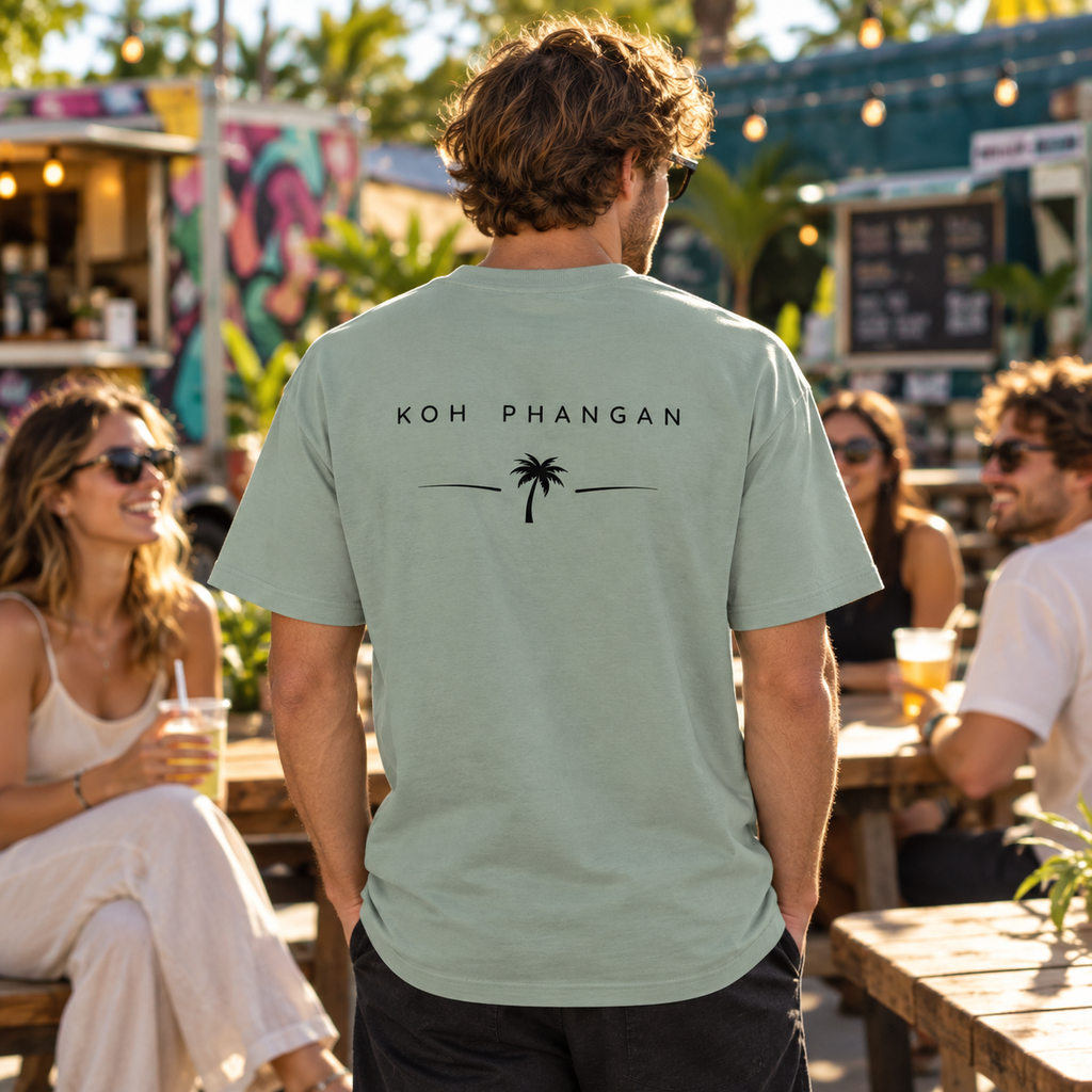 Aloe Bio Heavy T-Shirt mit Koh-Phangan-Minimal-Backprint an einem Food-Truck-Treffpunkt