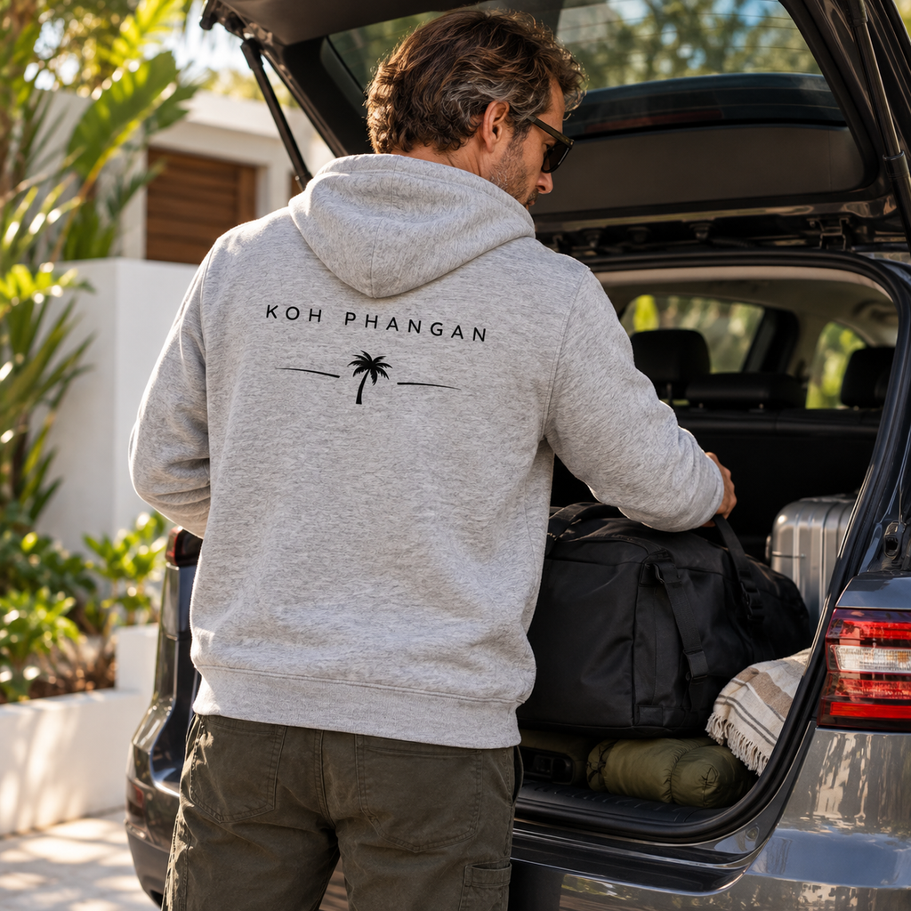 Heather Grey Bio Hoodie mit Koh-Phangan-Minimal-Backprint beim Packen für einen Wochenendausflug
