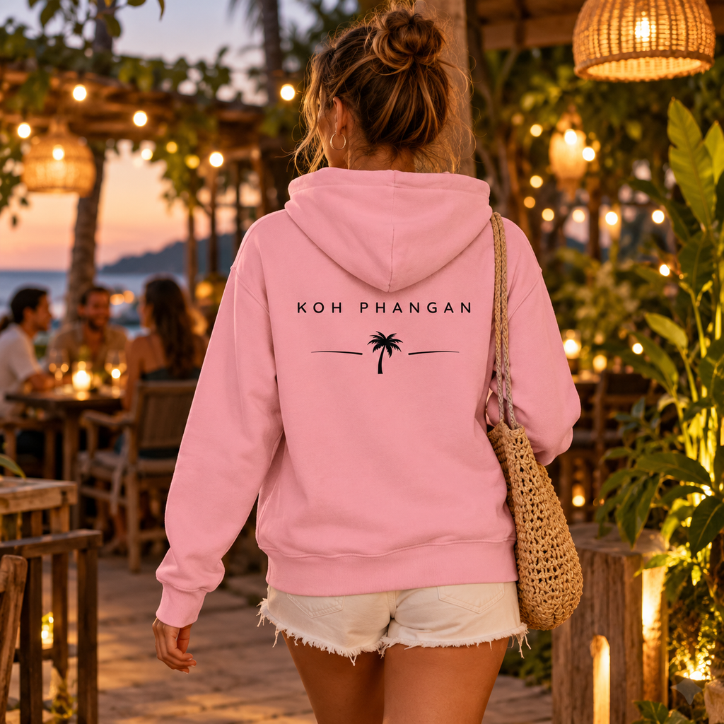 Cotton Pink Bio Hoodie mit Koh-Phangan-Backprint in einem Restaurantgarten