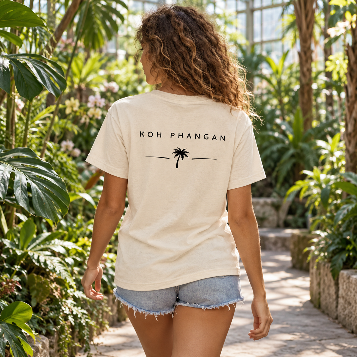 Natural Raw Bio T-Shirt mit Koh-Phangan-Minimal-Backprint in einem botanischen Garten