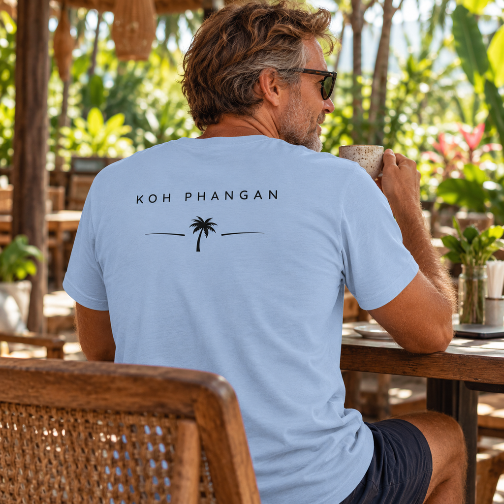 Blue Soul Bio T-Shirt mit Koh-Phangan-Backprint in einem tropischen Gartencafé