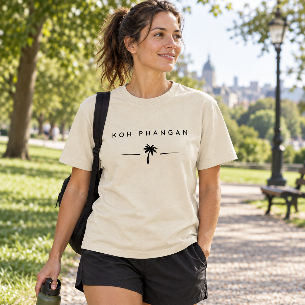 Frau im Bio Heavy T-Shirt mit Koh Phangan Minimal Palm Frontprint nach einem Parkspaziergang