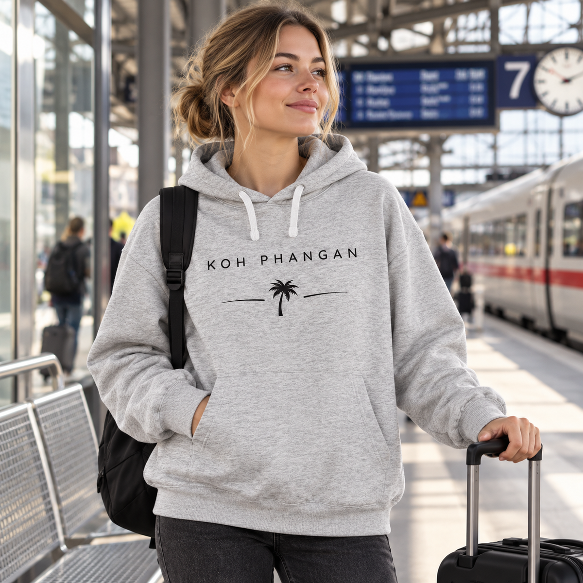 Frau im Bio Oversize Hoodie mit Koh Phangan Minimal Palm Frontprint vor einer Wochenendreise