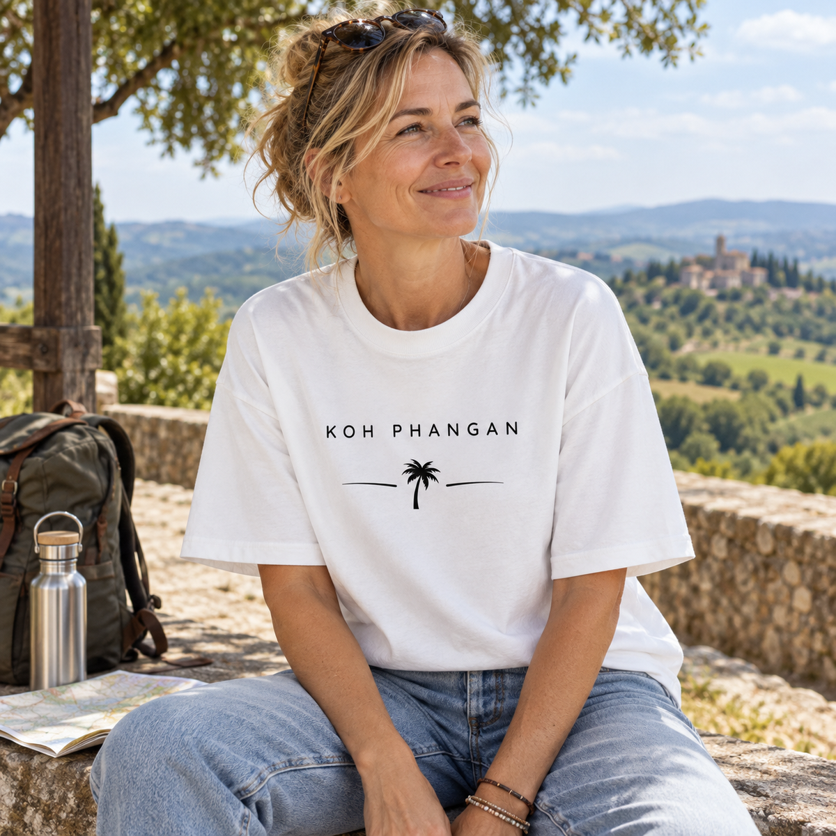 Frau im Bio Oversize T-Shirt mit Koh Phangan Minimal Palm Motiv bei einer Reisepause