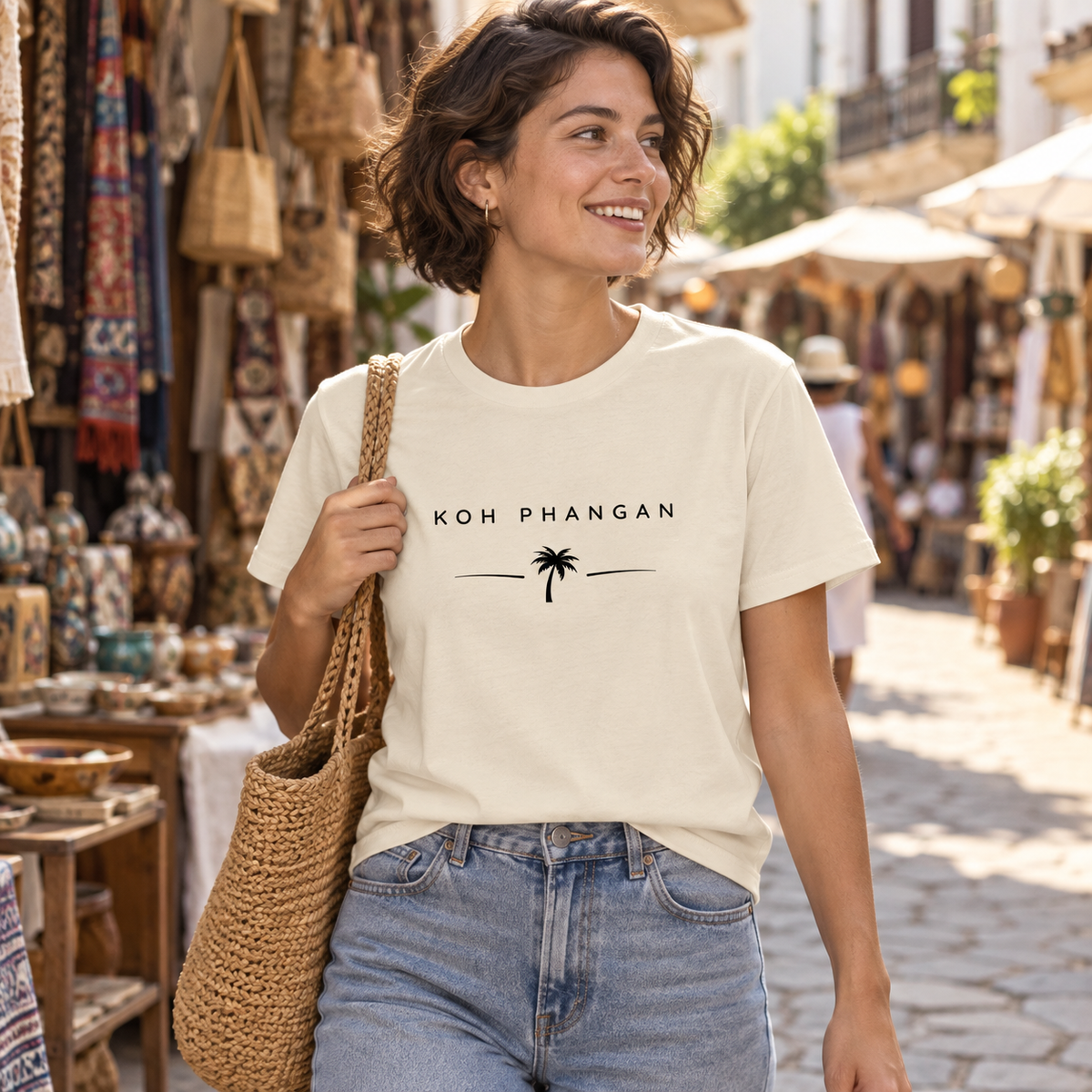 Frau im Bio T-Shirt mit Koh Phangan Minimal Palm Frontprint auf einem Kunsthandwerkermarkt