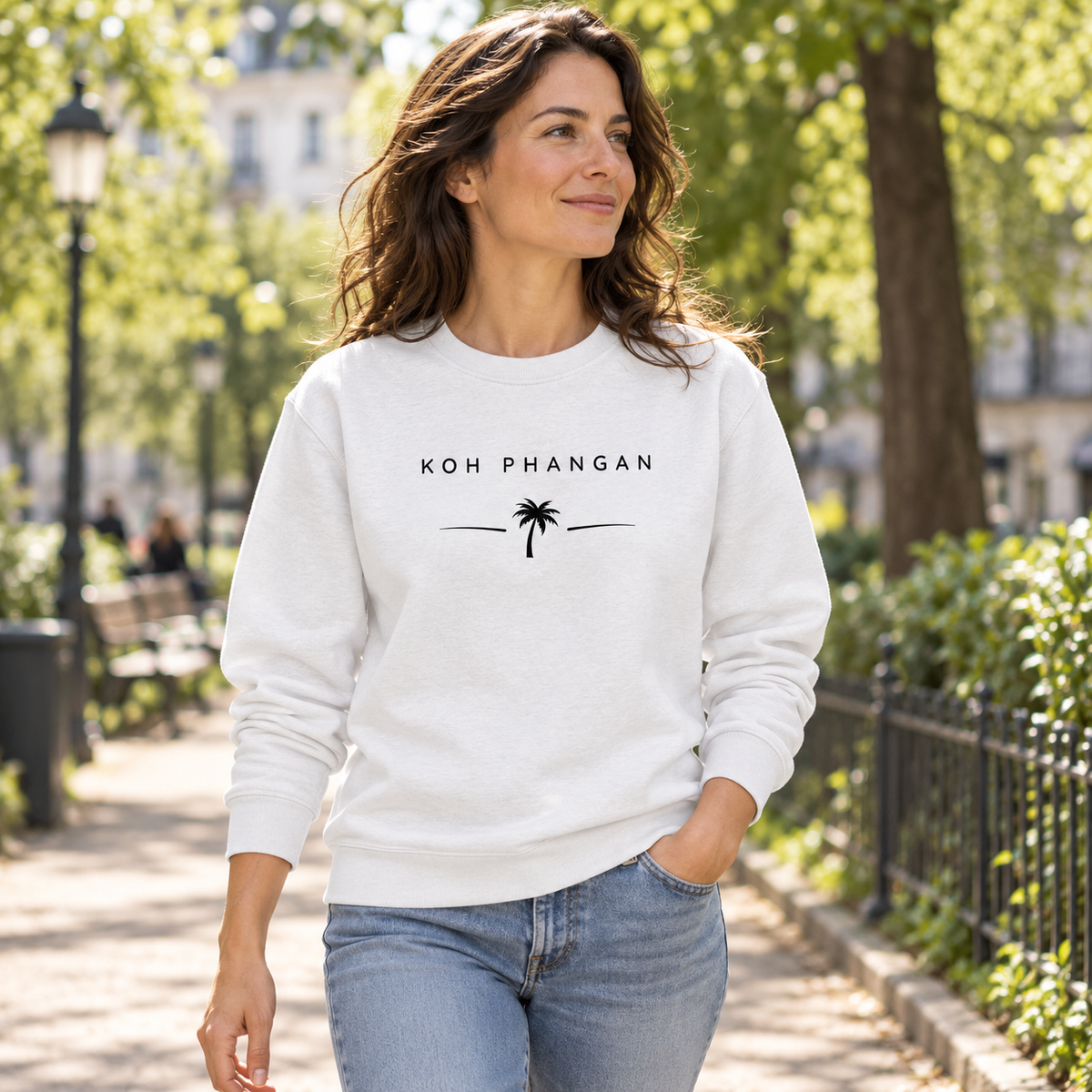 Frau im Bio Unisex Sweatshirt mit Koh Phangan Minimal Palm Frontprint bei einem Spaziergang im Park