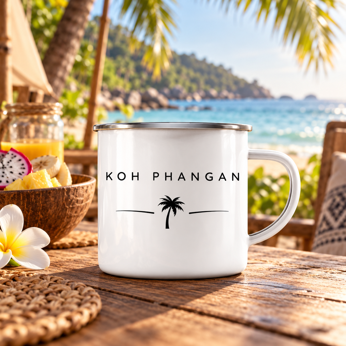 Emaille-Campingbecher mit Koh Phangan Minimal Palm Motiv auf einem tropischen Frühstückstisch am Meer