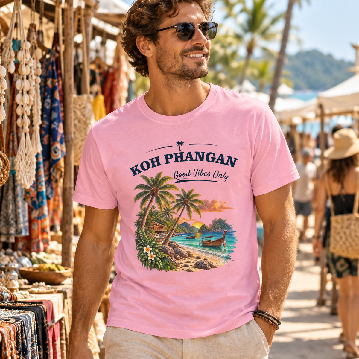 Bio T-Shirt in Cotton Pink mit Koh Phangan Good Vibes Only Frontprint auf einem Wochenendmarkt
