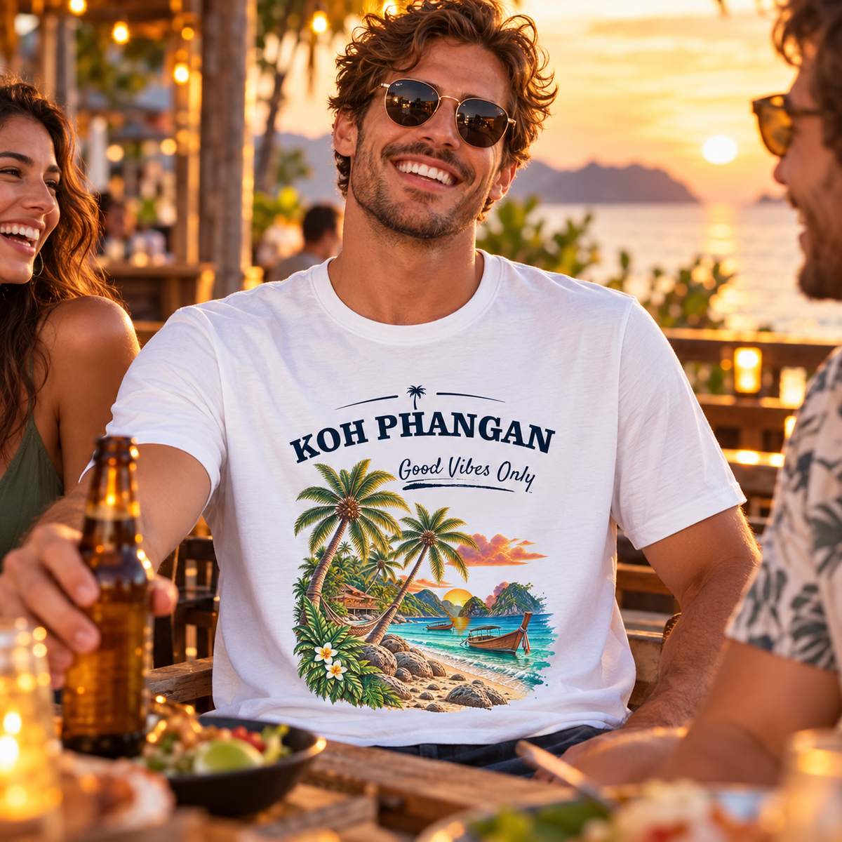 Essential T-Shirt in Weiß mit Koh Phangan Good Vibes Only Frontprint auf einer Restaurantterrasse