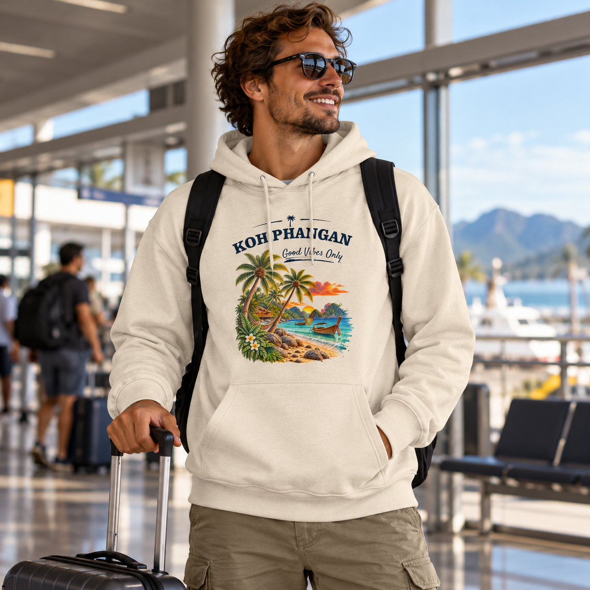 Bio Hoodie in Natural Raw mit Koh Phangan Good Vibes Only Frontprint am Reiseterminal
