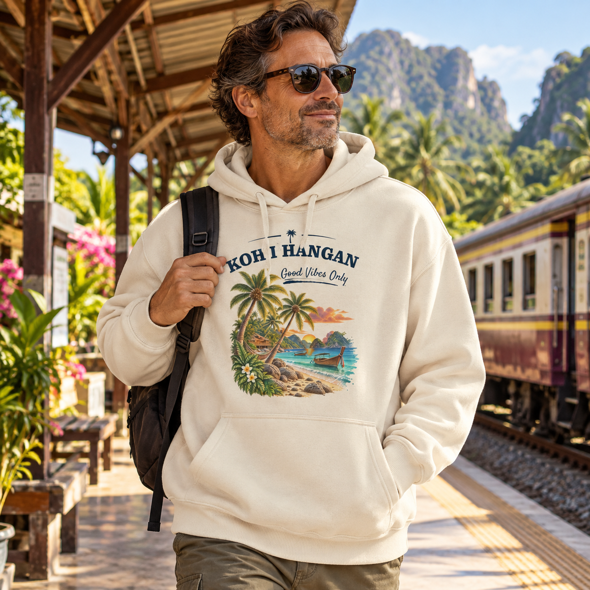 Koh Phangan Good Vibes Only – Bio Oversize Hoodie – Frontprint – Lifestylebild 1 in thailändischer Reise- und Alltagsszene