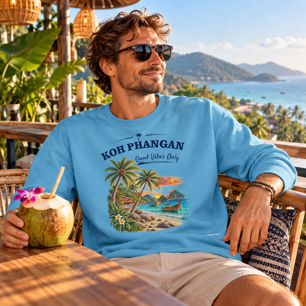 Koh Phangan Good Vibes Only – Bio Unisex Sweatshirt – Frontprint – Lifestylebild 2 in thailändischer Reise- und Alltagsszene
